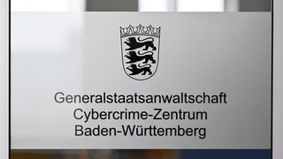 Ein Schild zum Generalstaatsanwaltschaft Cybercrime-Zentrum: Anklage gegen einen 56-Jährigen aus dem Alb-Donau-Kreis. Er soll via Internet den Missbrauch von Mädchen auf den Philippinen in Auftrag gegeben und via Livestream angeschaut haben.