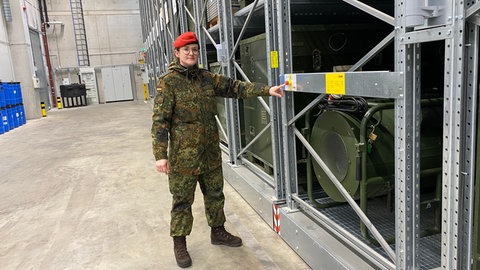 Ramona D. vor dem Hochregallager des Multinationalen Kommandos der Bundesweht in Ulm - eine der wenigen Soldatinnen dort.