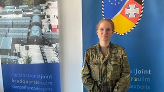 Die Gleichstellungsbeauftragte Verena Haggenmiller beim Multinationales Kommando Ulm vor Plakaten in einem Raum der Wilhelmsburgkaserne in Ulm - sie wirbt für mehr Frauen bei der Bundeswehr.