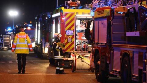 Fast 100 Feuerwehrleute waren am Samstagabend im Neu-Ulmer Stadtteil Wiley im Einsatz, um den Brand in einem Apartmenthaus zu löschen.