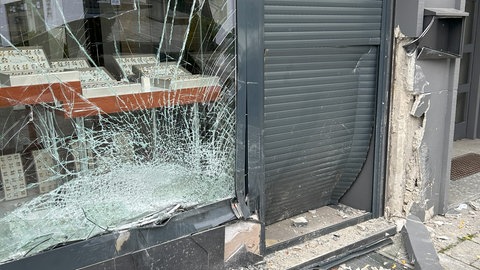 Eine kaputte Schaufensterscheibe, eine eingedrückte Jalousie und abgebröckelter Putz. Zwei Männer sind am Sonntagmorgen mit einem gestohlenen Transporter in das Schaufenster eines Ulmer Juweliers gefahren. Die Polizei geht von einem gescheiterten Einbruchsversuch aus.