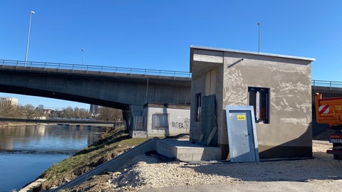 Auch das Pegelhäusschen muss für den Ersatzneubau der Adenauerbrücke weichen. Ein Neubau wurde wenige Meter entfernt, aber ausserhalb des Baufeldes errichtet. 
