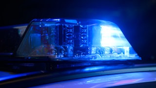 Ein Blaulicht leuchtet auf einem Einsatzfahrzeuge der Polizei. In Thannhausen im Landkreis Günzburg soll ein Mann seine Ehefrau getötet haben. 