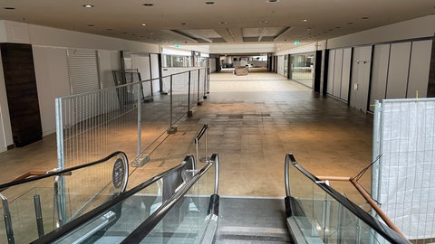 Das ehemalige Einkaufszentrum wird abgerissen: Blautalcenter in Ulm wird zum Blau.Quartier - heute stehen Rolltreppen still, Ladengeschäfte sind verriegelt.