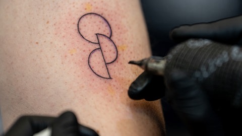 Das vom Münchener Verein "Junge Helden" initiierte Organspende-Tattoo kann man sich am Sonntag auch beim Infotag in Oberdischingen stechen lassen. Dafür gibt es laut Veranstalter bereits zahlreiche Annmeldungen. 