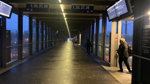 In der Nacht ist es auf dem Fußgängersteg am Ulmer Hauptbahnhof recht dunkel. Mit der neuen LED-Beleuchtung soll sich das ändern. 