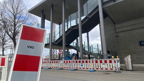 Die Fahrradstellplätze am Fußgängersteg an der Schillerstraße sind schon weg. Hier wird in einem Edelstahlwürfel die Hockdruckwasseranlage untergebracht. Denn der Steg am Ulmer Hauptbahnhof soll saniert werden.