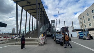 Nur noch halb soviel Platz wie bisher haben Reisende am Ulmer Hauptbahnof. Von April bis Ende Oktober wird der Fußgängersteg saniert. Der Steg bekommt eine LED-Beleuchtung und eine Hochdruckreinigungsanlage.