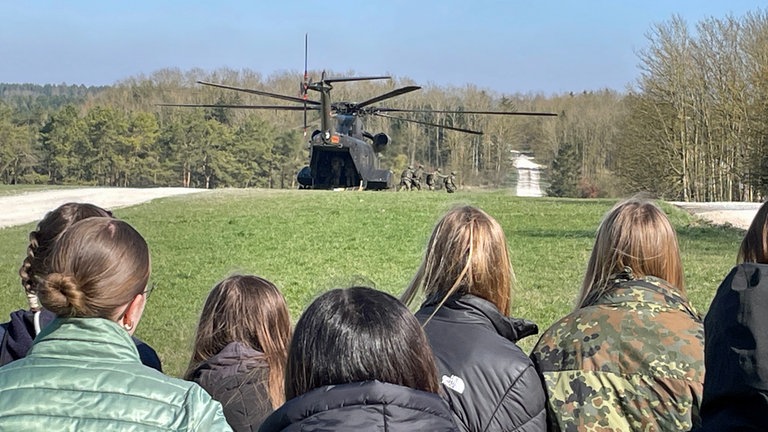 Der Hubschrauber sorgt für großes Aufsehen. Eigens für den Girl‘s Day wurde eine Übung gezeigt, bei der ein Verletzter mit dem Hubschrauber transportiert wurde.
