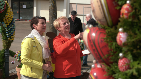 Iris Jekel (links) und Marianne Kolb, hier bei der Planung im vergangenen Jahr, sind die Hauptverantwortlichen für die Gestaltung und den Aufbau des Osterbrunnens Schechingen (Archivbild).