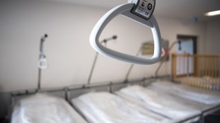 Wie müssen sich die Kliniken auf einen Bündnisfall vorbereiten? Die Meinungen gehen weit auseinander. Alleine leere Betten vorzuhalten, reicht sicher nicht. Wichtig neben der medizinischen Versorgung sei die "Resilienz des Kliniksystems", wie der Schutz der Infrastruktur vor Cyberangriffen, so der Direktor der Uniklinik, Udo Kaisers.