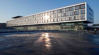 Die Chirurgie der Universitätsklinik Ulm: Routinemäßig bereitet sich die Uniklinik auf den MANV vor, den Massenanfall von Verletzten. Im Zuge dieser Szenarien werden auch "Anforderungen im Rahmen eines militärischen Konflikts" durchgespielt.