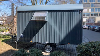 Das erste mobile Taubenhaus in Ulm ist, unschwer zu erkennen, ein umgebauter Bauwagen. Das erste Exemplar steht auf einem Parkplatz in der Nähe des Ehinger Tors. Bis zu 300 Tauben können hier leben.