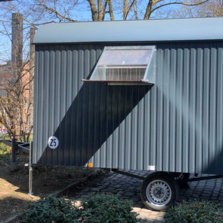 Das erste mobile Taubenhaus in Ulm ist, unschwer zu erkennen, ein umgebauter Bauwagen. Das erste Exemplar steht auf einem Parkplatz in der Nähe des Ehinger Tors. Bis zu 300 Tauben können hier leben.