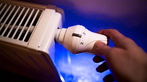 Thermostat an der Heizung auf Drei, doch nutzen tut es nichts. Aus der Fernwärme in Schwäbisch Gmünd-Bettringen Nordwest gibt kein Entkommen. Wer aussteigt, darf das tun. Er sitzt dann aber im Kalten, denn anders heizen darf er nicht.