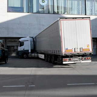 Wendemanöver gescheitert: Ein LKW-Fahrer hatte seinen Sattelzug am Montag in Ulm so verkeilt, dass er erst nach rund zwei Stunden weiterfahren konnte.