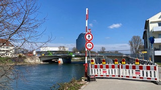 Die marode Gänstorbrücke darf bis zu ihrem Abriss weiter befahren werden. Eine routinemäßige Untersuchung der Risse im Bauwerk ergab, dass diese sich nicht weiter vergrößert haben.
