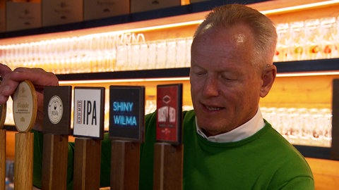 Ein Mann an einem Zapfhahn in einer Gastwirtschaft