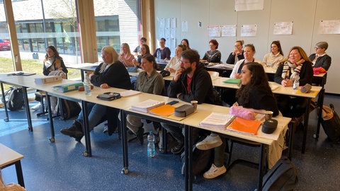 Diese Schulklasse hat einen ganz anderen Altersdurchschnitt als die anderen Klassen der Magdalena-Neff-Schule in Ehingen: Die Altersspanne reicht von Anfang 20 bis Ende 50.