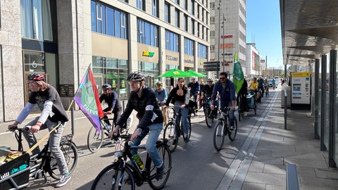 Rund 50 Menschen haben an der Fahrraddemonstration von fridays For Future in Ulm teilgenommen. Auf dem Rad demonstrierten sie für mehr Klimaschutz.