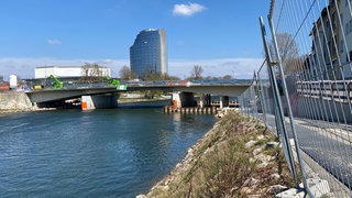 Die marode Gänstorbrücke über die Donau zwischen Ulm und Neu-Ulm wird noch viele Monate Baustelle bleiben. Allerdings wird der Abbruch anders erfolgen als bislang geplant. 