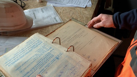 Fund in der Baustelle: Ein Aktenordner mit historischen Dokumenten zum Ulmer Hauptbahnhof seit 1945.