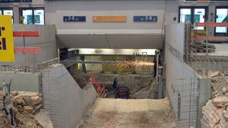 Die Bahn baut derzeit den Ulmer Hauptbahnhof um, bis 2027. Der Hauptbahnhof wurde 1850 eröffnet, im Zweiten Weltkrieg zerstört, danach wieder auf- und umgebaut....