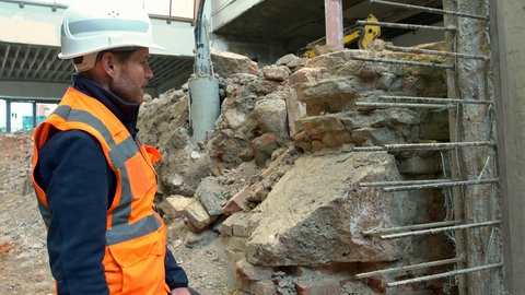 Der Projektleiter des Ulmer Hauptbahnhofs neben historischen Überbleibseln des ehemaligen Gebäudes des Ulmer Hauptbahnhofs. 