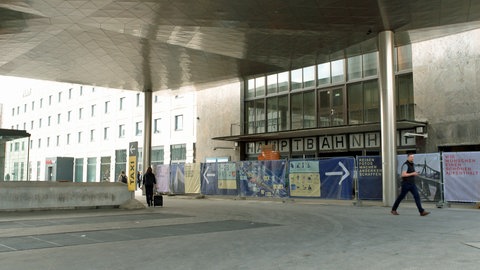 Der Eingangsbereich zur Haupthalle des Ulmer Hauptbahnhofs hinter einem Sichtschutzzaun