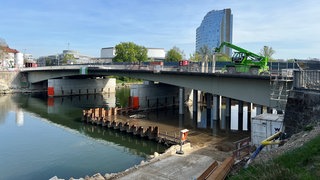Die marode Gänstorbrücke über die Donau zwischen Ulm und Neu-Ulm wird noch viele Monate Baustelle bleiben. Allerdings wird der Abbruch anders erfolgen als bislang geplant. 