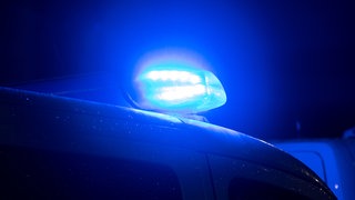 in Blaulicht leuchtet auf dem Dach eines Polizeiwagens.