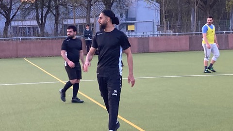 Lays aus Syrien spielt seit vielen Jahren in der Multikulti-Hobbymannschaft. Beim Kicken hat er auch sein Deutsch verbessert. Auch ein bisschen Fußball-Schimpf-Sprache hat er drauf.