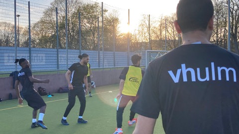 Training bei Sonnenuntergang auf einem der SSV-Plätze in der Ulmer Friedrichsau. Für die Männer, die Fußball spielen und dabei spielerisch Deutsch lernen, ein fester Programmpunkt der Woche.