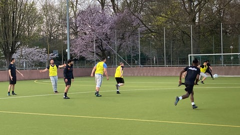 Die Ulmer Fußball-Hobbymannschaft mit den vielen Spielern unterschiedlicher Herkunft gibt es schon seit elf Jahren. Sie wird trainiert vom Deutschlehrer der Volkshochschule, Kürsat Celik.