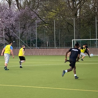Die Ulmer Fußball-Hobbymannschaft mit den vielen Spielern unterschiedlicher Herkunft gibt es schon seit elf Jahren. Sie wird trainiert vom Deutschlehrer der Volkshochschule, Kürsat Celik.