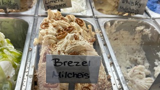 Die neueste Kreation in der diesjährigen Eissaison: Brezeleis. In einer Eisdiele in Ulm ein Renner