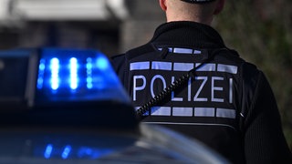 Polizisten vor Blaulicht - ein gerichtliches Verfahren gegen sechs Beamte ist in Ulm eingestellt worden.