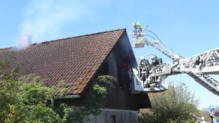Die Feuerwehr löscht einen Brand in einem Einfamilienhaus in Blaustein (Alb-Donau-Kreis).