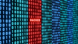 Nullen und Einsen in bunten Reihen, dazwischen das Wort "Hacked". Die Stadtverwaltung Ellwangen ist Ziel eines Cyberangriffs geworden. Betroffen sind vor allem Programme mit denen die städtischen Schulen arbeiten. (Symbolbild) 