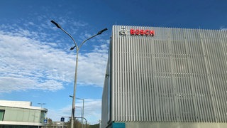 Die IG Metall ruft am Dienstag zur nächsten Kundgebung gegen den geplanten Stellenabbau beim Automobilzulieferer Bosch in Schwäbisch Gmünd auf. (Archivbild)