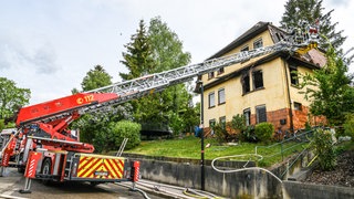 In diesem Haus in Heidenheim ist am Dienstagvormittag ein Brand ausgebrochen. Eine 35-jährige Frau erlitt schwere Brandverletzungen. Sie sprang laut Polizei wohl aus dem Fenster, um sich zu retten.