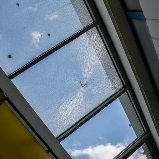 Unbekannte haben mindestens 13 Scheiben an der Berufsschule in Schwäbisch Gmünd eingeschlagen.