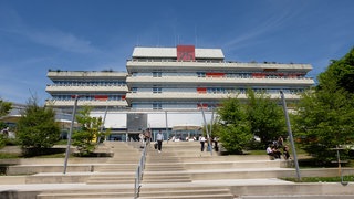 Die Universität Ulm will den Exzellenz-Status erreichen. Bevor sie ihre Bewerbung abschicken kann, muss sie eine Hürde überwinden: ein doppeltes "Ja" in einer Förderentscheidung am 22. Mai.