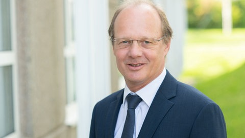 Universitätspräsident Michael Weber ist zuversichtlich, dass sich die Uni Ulm als Exzellenz-Universität bewerben kann. Die Entscheidung fällt am 22. Mai.