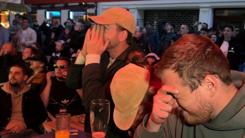 Für Fans des SSV Ulm nur schwer zu ertragen: Nach einem Jahr in der zweiten Bundesliga steigt der Verein wieder in Liga drei ab.