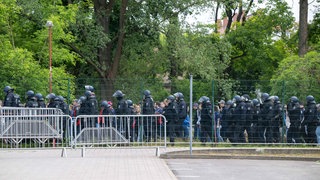 FCH-Fans vor dem Spiel auf dem Weg ins Stadion an der Alten Försterei in Berlin. Auf dem Weg zum Stadion sei es laut Polizei zu tätlichen Angriffen auf Polizeibeamte gekommen. Der 1. FC Heidenheim kritisiert hingegen das harte Vorgehen der Polizei gegen die Fans.