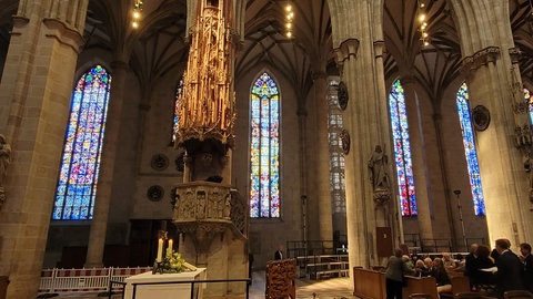 Das Lichtspiel im Ulmer Münster wird immer schöner. Nicht nur die Südseite des Hauptschiffs strahlt bei Sonne. Auch die neuen Fenster der Nordseite leuchten, weil sie wesentlich lichtdurchlässiger gearbeitet sind als die Südfenster. Die 450.000 Euro für Gestaltung und Bau hat der Münsterbauverein übernommen.