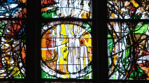 Bilder, die nicht erklären wollen, sondern die Betrachter "ergreifen sollen", so der Künstler Thomas Kuzio. Das am Montag eingeweihte Gnadenbild enthält kreisförmige Gebilde mit enormer Leucht- und Farbkraft. Es hat 450.000 Euro gekostet, finanziert vom Ulmer Münsterbauverein.