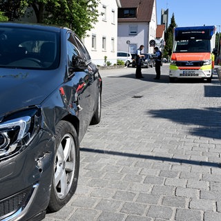 Ein Krankenwagen und ein Unfallwagen stehen in einer Wohngebietsstraße: Zwei Kinder sind am Dienstagnachmittag in Dornstadt (Alb-Donau-Kreis) schwer verletzt worden, als ein Auto sie auf dem Gehweg erfasste. 