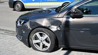 Nach dem Unfall in Dornstadt (Alb-Donau-Kreis) ermittelt die Polizei weiter nach der Unfallursache.